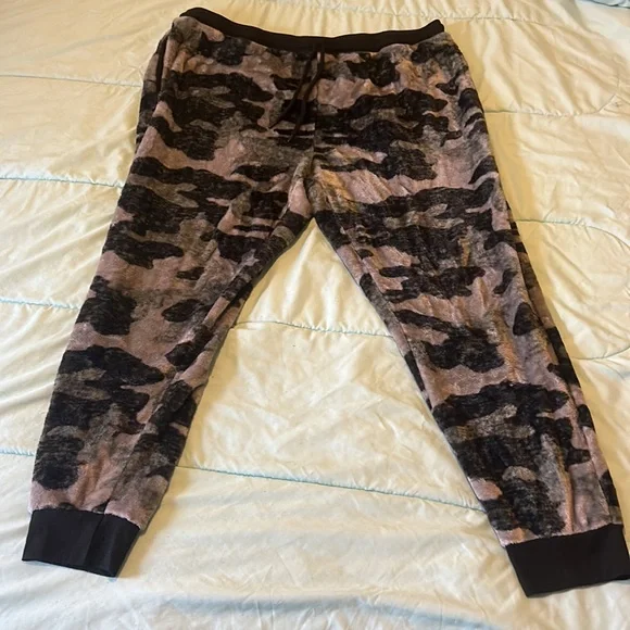 Fuzzy lounge set - Picture 3 of 4